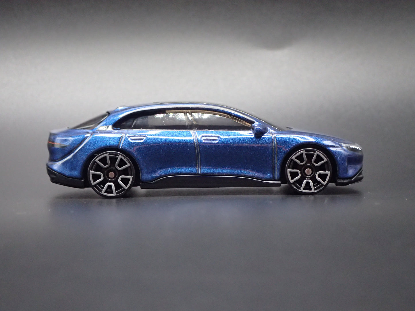 2022-2026 LUCID AIR ELECTRIC VEHICLE BLUE 1:64 SCALE DIORAMA DIECAST MODEL CAR