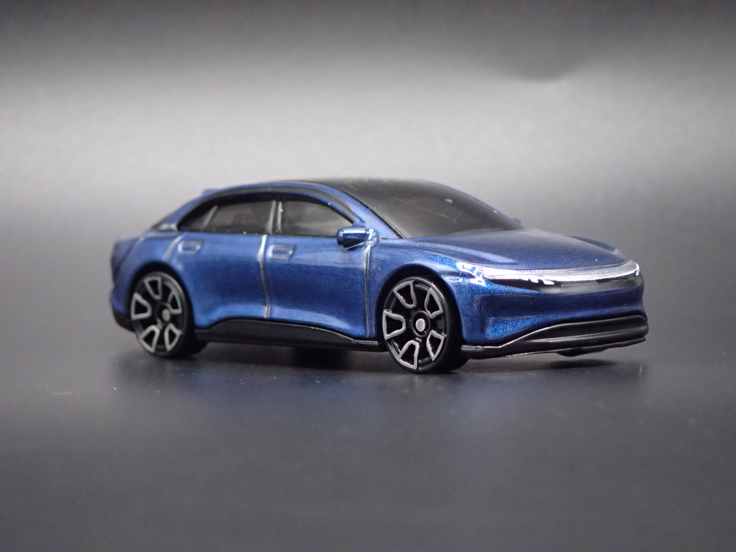 2022-2026 LUCID AIR ELECTRIC VEHICLE BLUE 1:64 SCALE DIORAMA DIECAST MODEL CAR