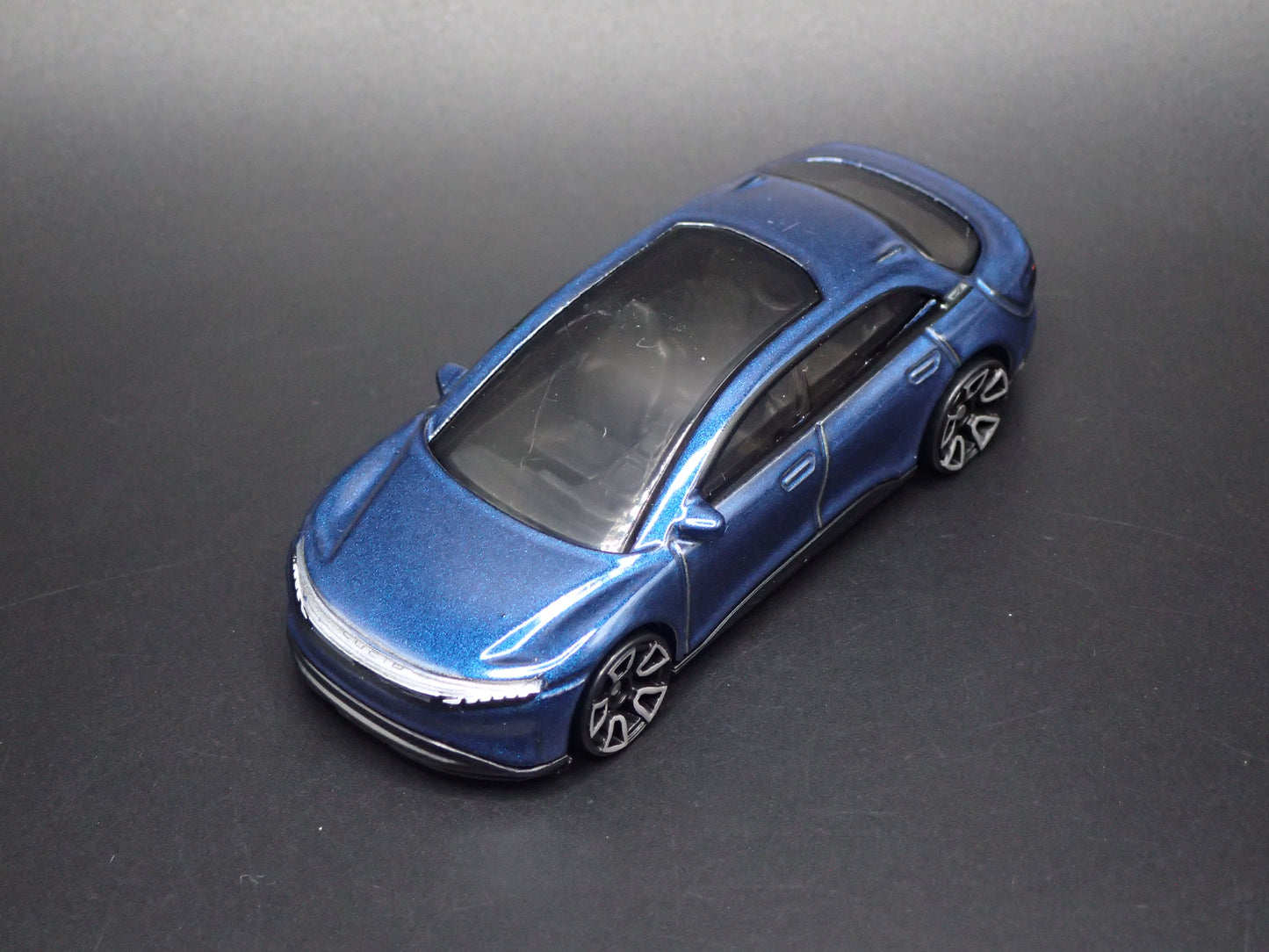 2022-2026 LUCID AIR ELECTRIC VEHICLE BLUE 1:64 SCALE DIORAMA DIECAST MODEL CAR