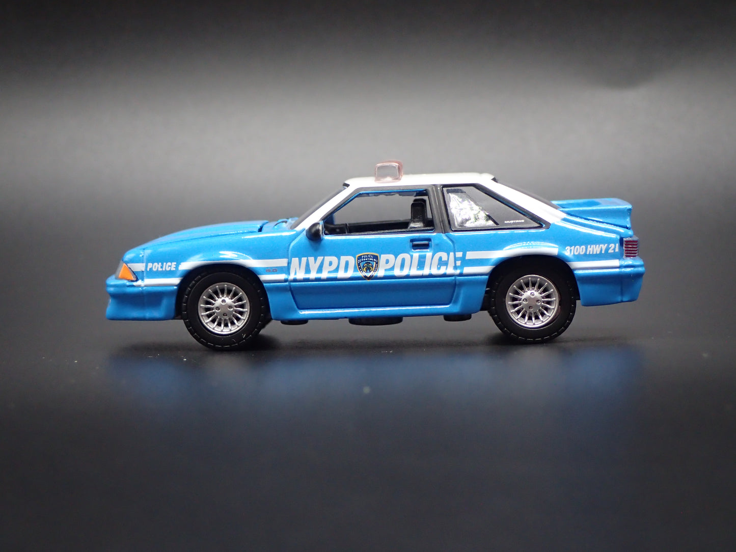 1987 87 FORD MUSTANG NYPD POLICE FOXBODY 1:64 SCALE DIORAMA DIECAST MODEL CAR