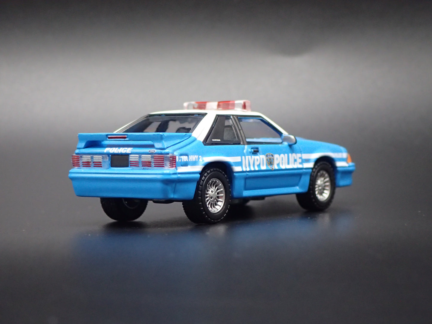1987 87 FORD MUSTANG NYPD POLICE FOXBODY 1:64 SCALE DIORAMA DIECAST MODEL CAR