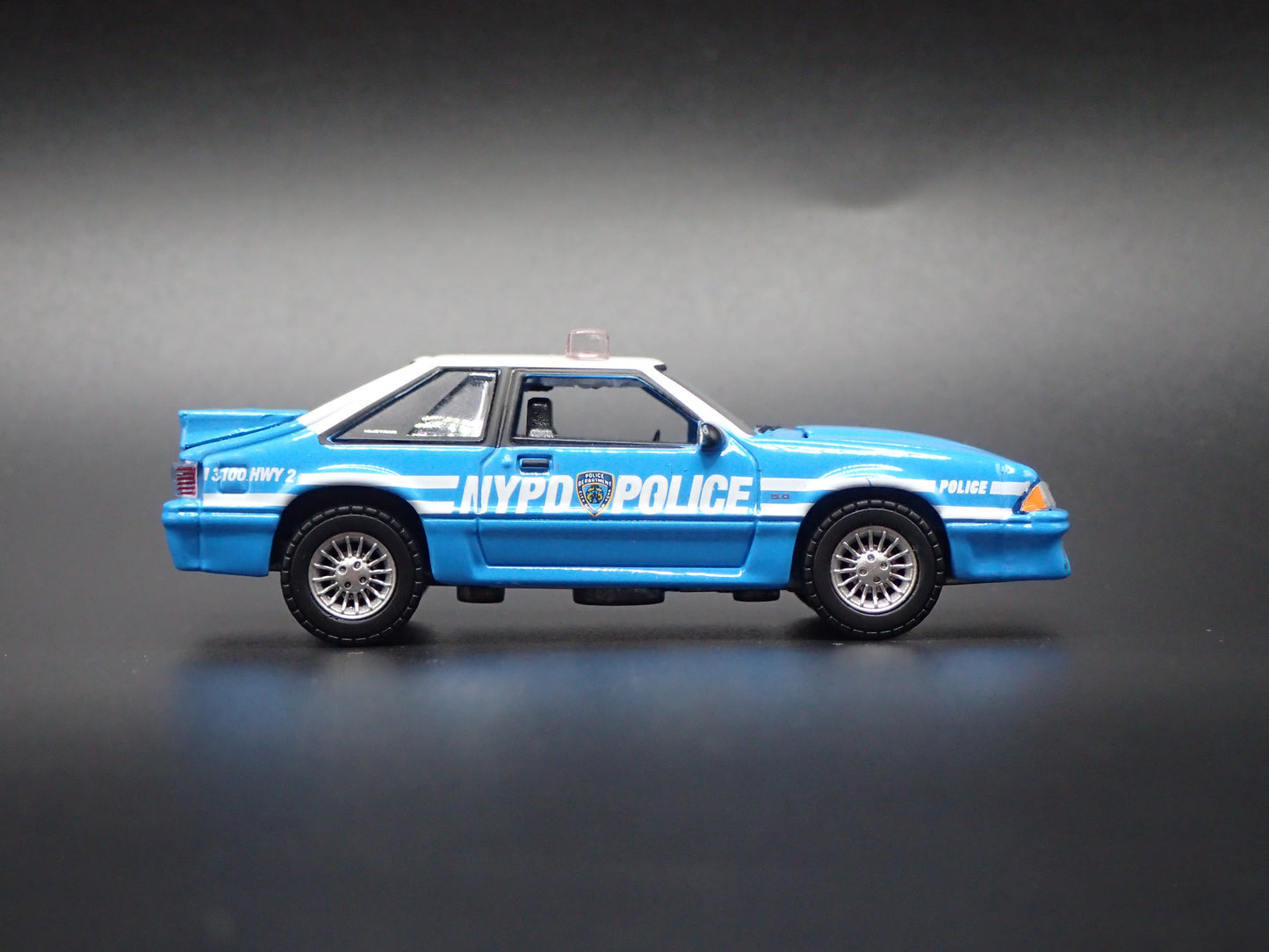 1987 87 FORD MUSTANG NYPD POLICE FOXBODY 1:64 SCALE DIORAMA DIECAST MODEL CAR