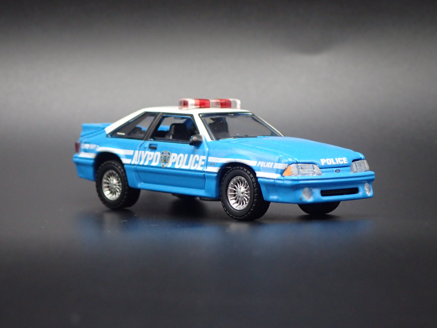 1987 87 FORD MUSTANG NYPD POLICE FOXBODY 1:64 SCALE DIORAMA DIECAST MODEL CAR
