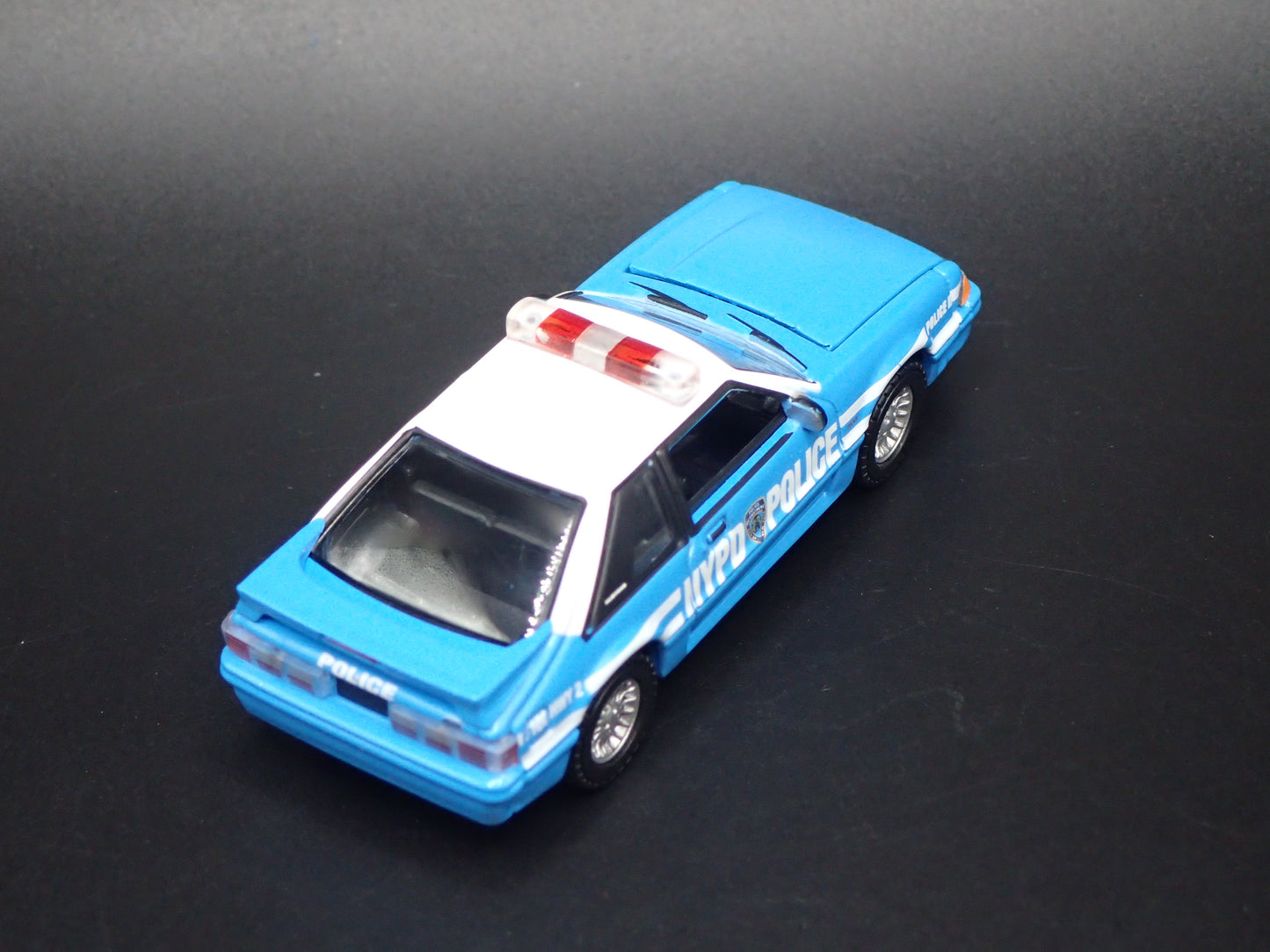 1987 87 FORD MUSTANG NYPD POLICE FOXBODY 1:64 SCALE DIORAMA DIECAST MODEL CAR