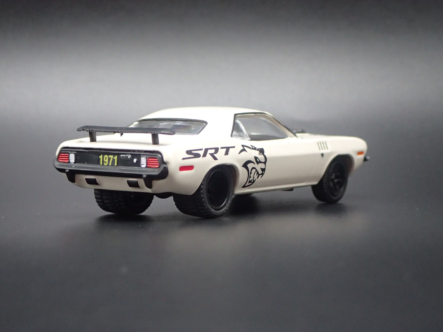 1971 71 PLYMOUTH HEMI CUDA HELLCAT 1:64 SCALE COLLECTIBLE DIECAST MODEL CAR
