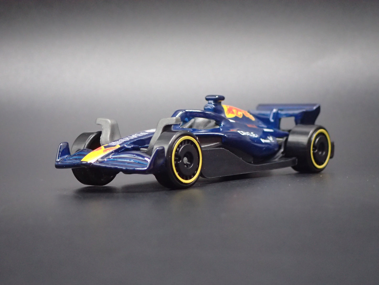 RED BULL RACING ORACLE RB21 F1 2025 1:64 SCALE COLLECTIBLE DIECAST MODEL CAR