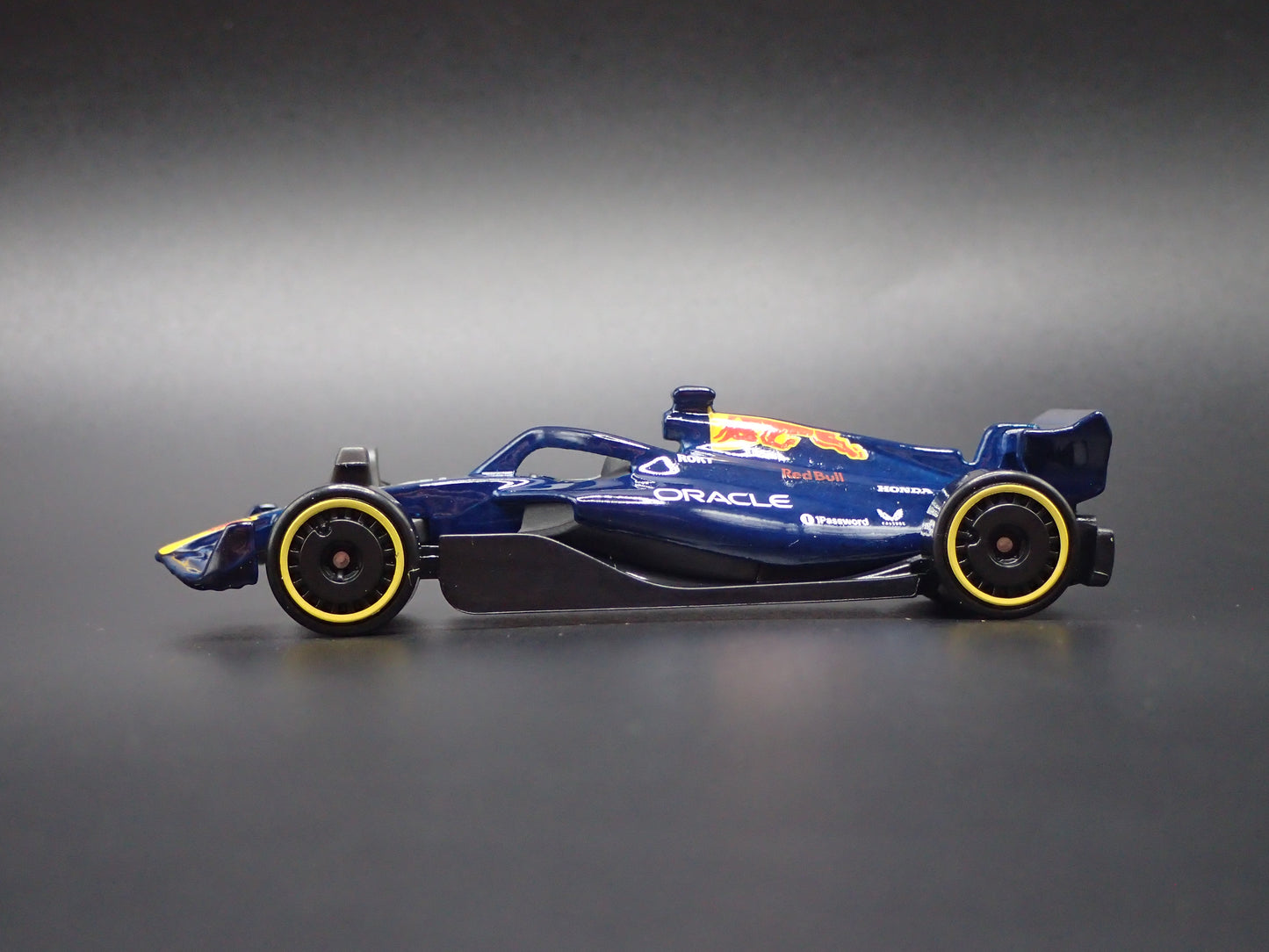 RED BULL RACING ORACLE RB21 F1 2025 1:64 SCALE COLLECTIBLE DIECAST MODEL CAR