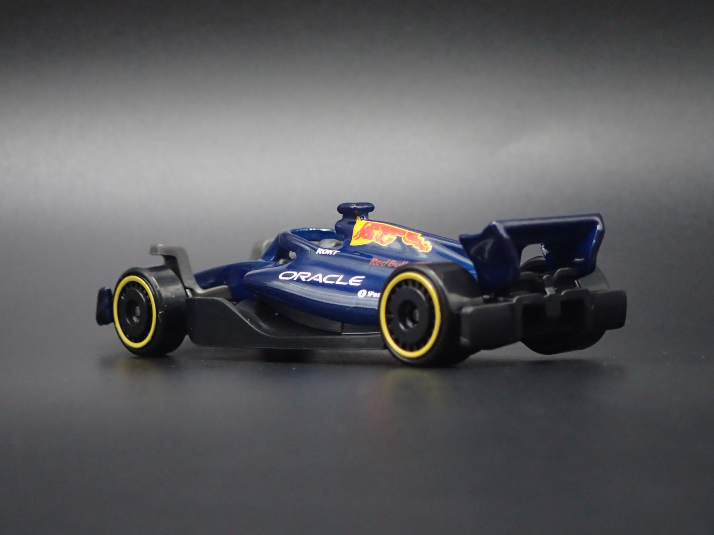 RED BULL RACING ORACLE RB21 F1 2025 1:64 SCALE COLLECTIBLE DIECAST MODEL CAR