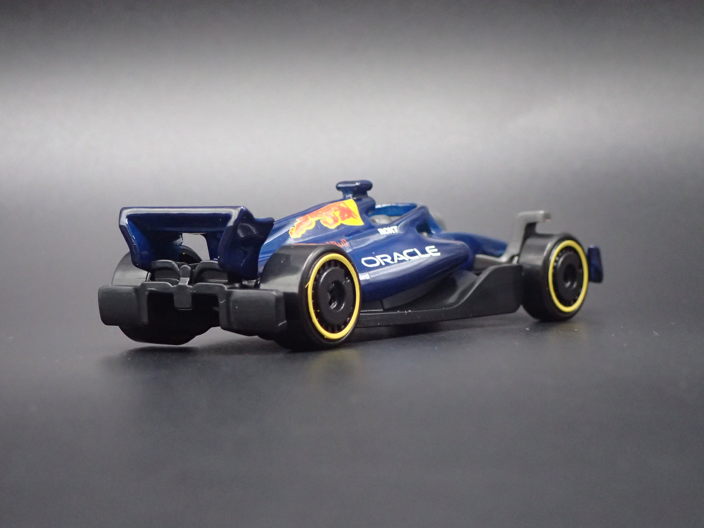 RED BULL RACING ORACLE RB21 F1 2025 1:64 SCALE COLLECTIBLE DIECAST MODEL CAR