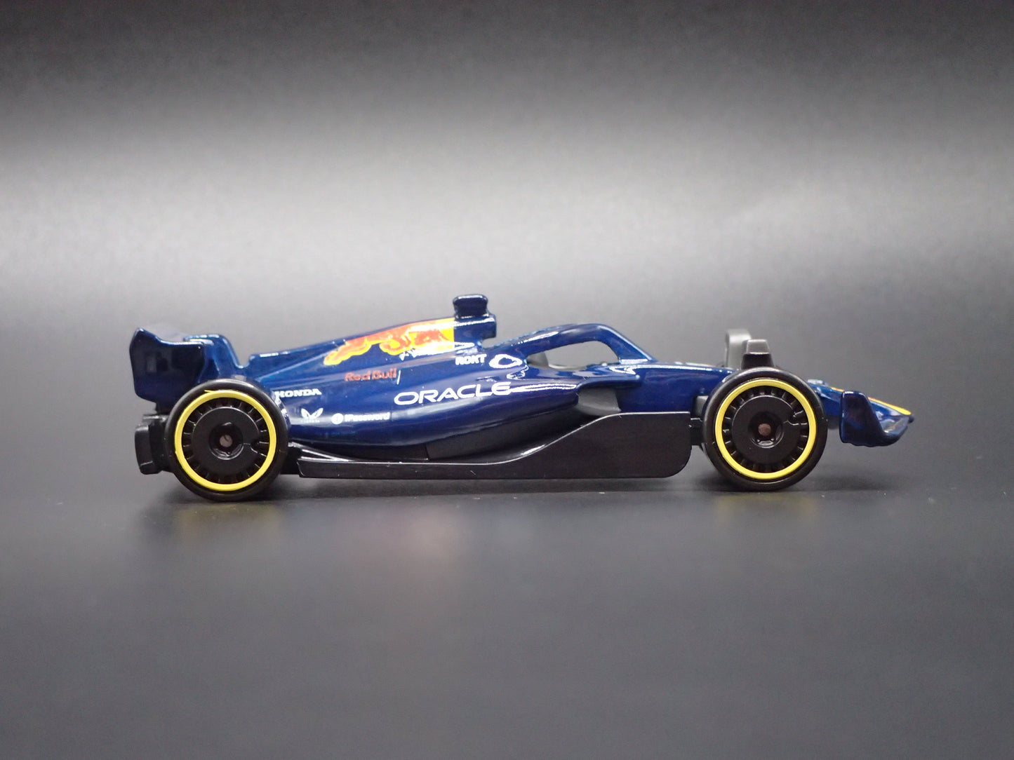RED BULL RACING ORACLE RB21 F1 2025 1:64 SCALE COLLECTIBLE DIECAST MODEL CAR