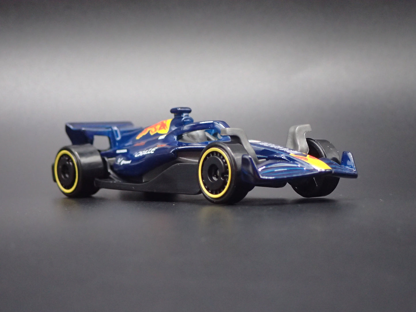 RED BULL RACING ORACLE RB21 F1 2025 1:64 SCALE COLLECTIBLE DIECAST MODEL CAR