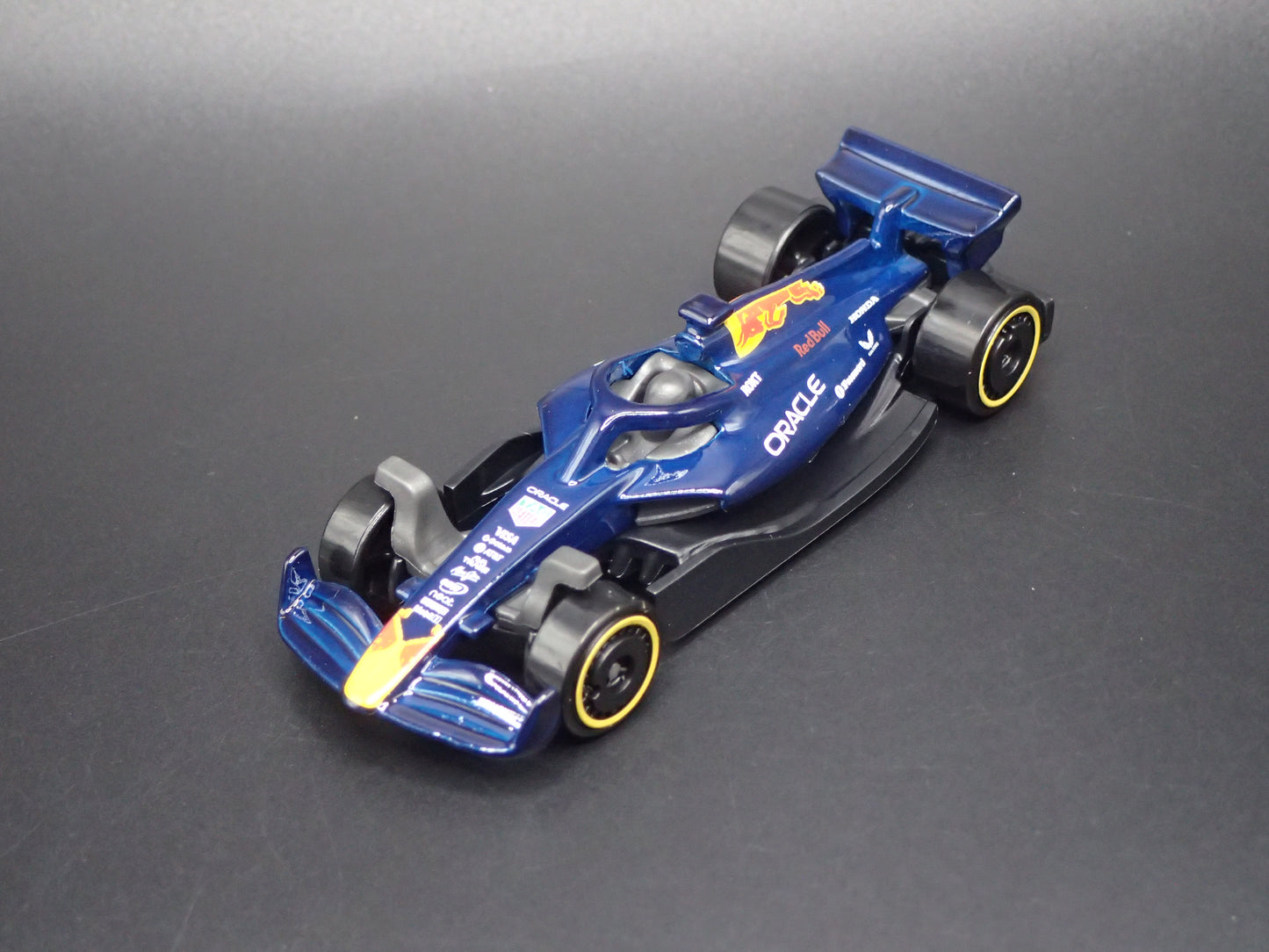 RED BULL RACING ORACLE RB21 F1 2025 1:64 SCALE COLLECTIBLE DIECAST MODEL CAR