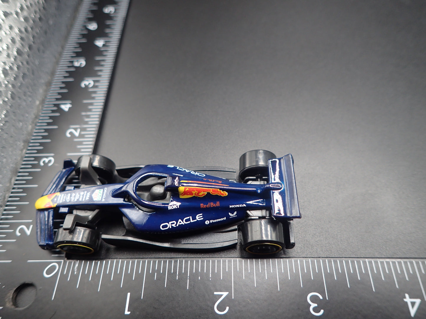 RED BULL RACING ORACLE RB21 F1 2025 1:64 SCALE COLLECTIBLE DIECAST MODEL CAR