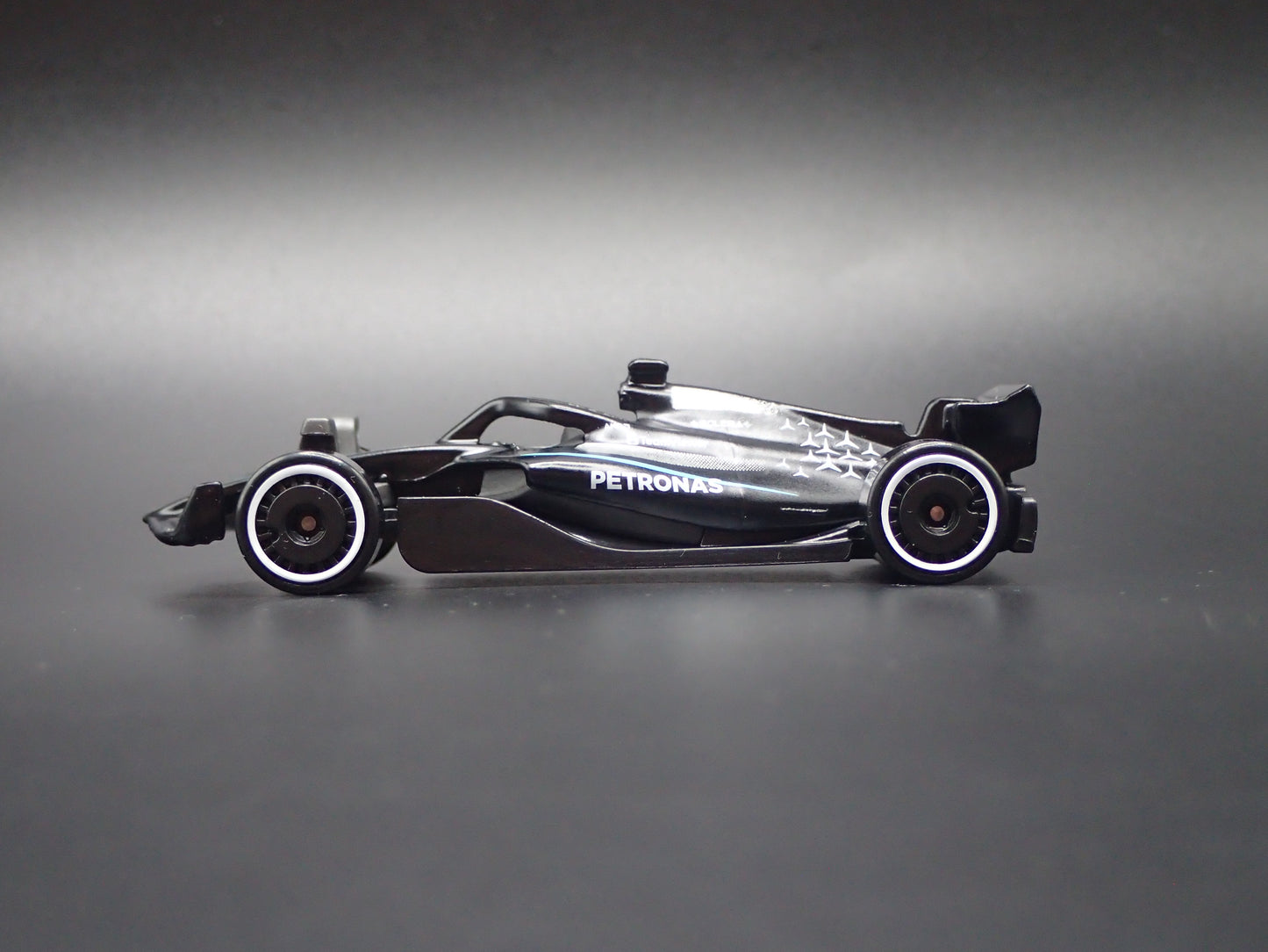 MERCEDES-AMG F1 RACING W16 2025 PETRONAS 1:64 SCALE COLLECTIBLE DIECAST MODEL CAR