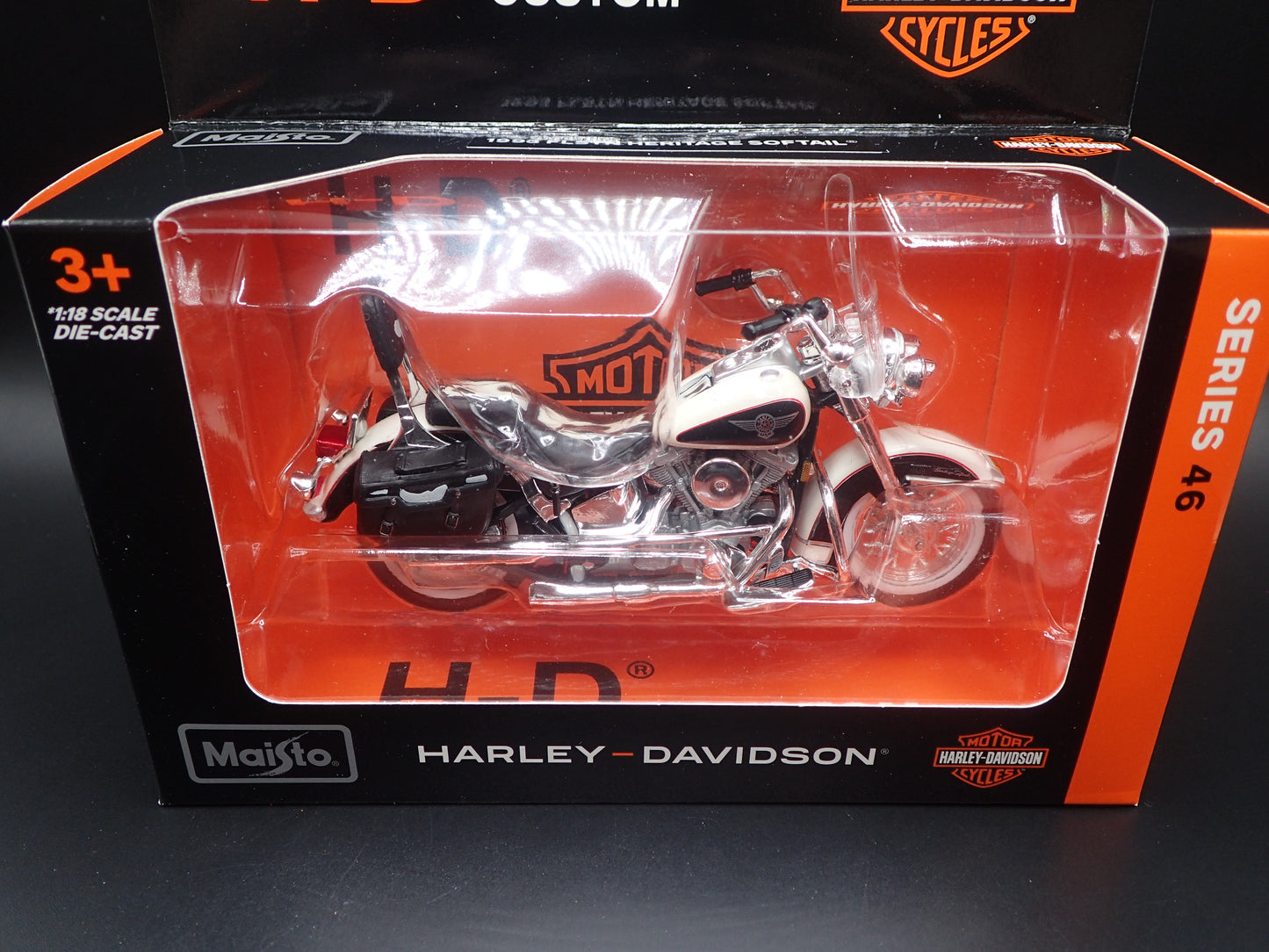 1993 FLSTN HERITAGE SOFTAIL HARLEY DAVIDSON MAISTO SERIES 46 1/18 MOTORCYCLE