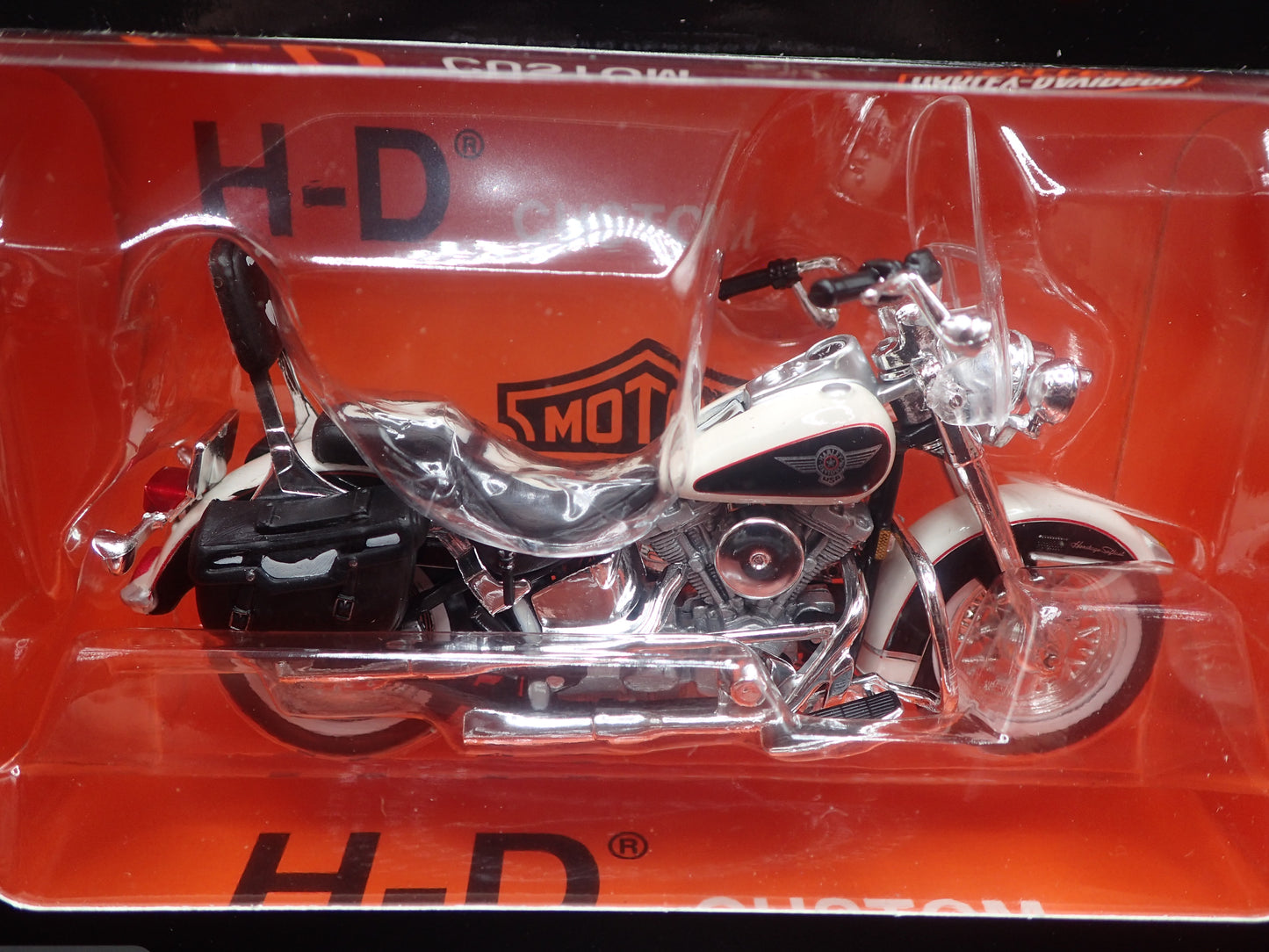 1993 FLSTN HERITAGE SOFTAIL HARLEY DAVIDSON MAISTO SERIES 46 1/18 MOTORCYCLE