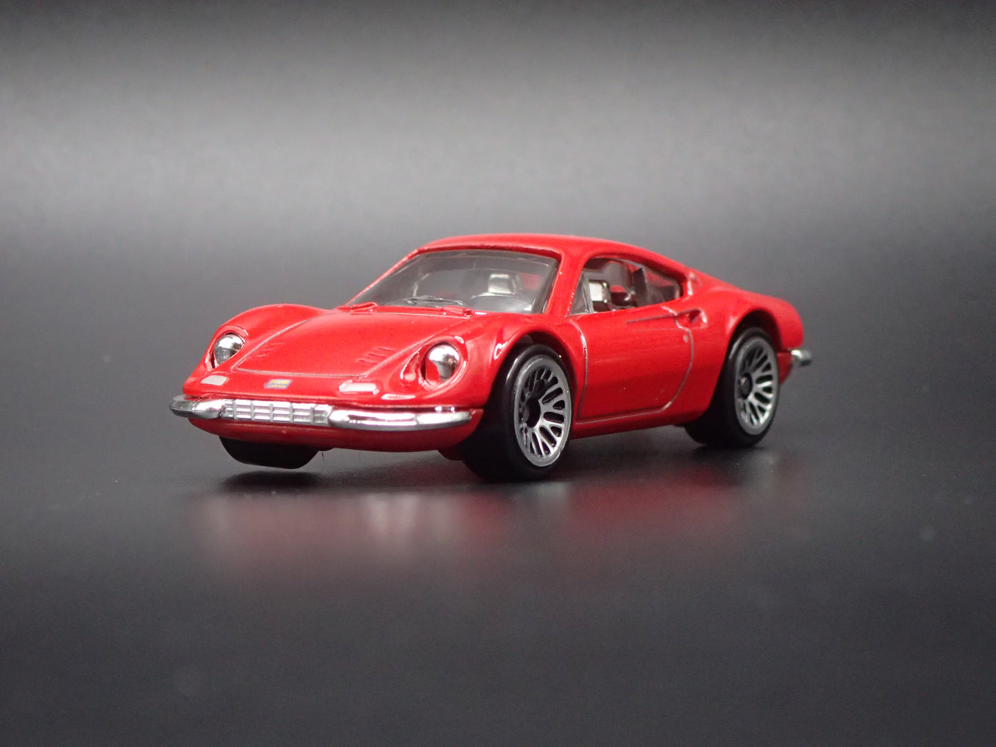 FERRARI DINO 206 GT RED 1:64 SCALE COLLECTIBLE DIORAMA DIECAST MODEL CAR