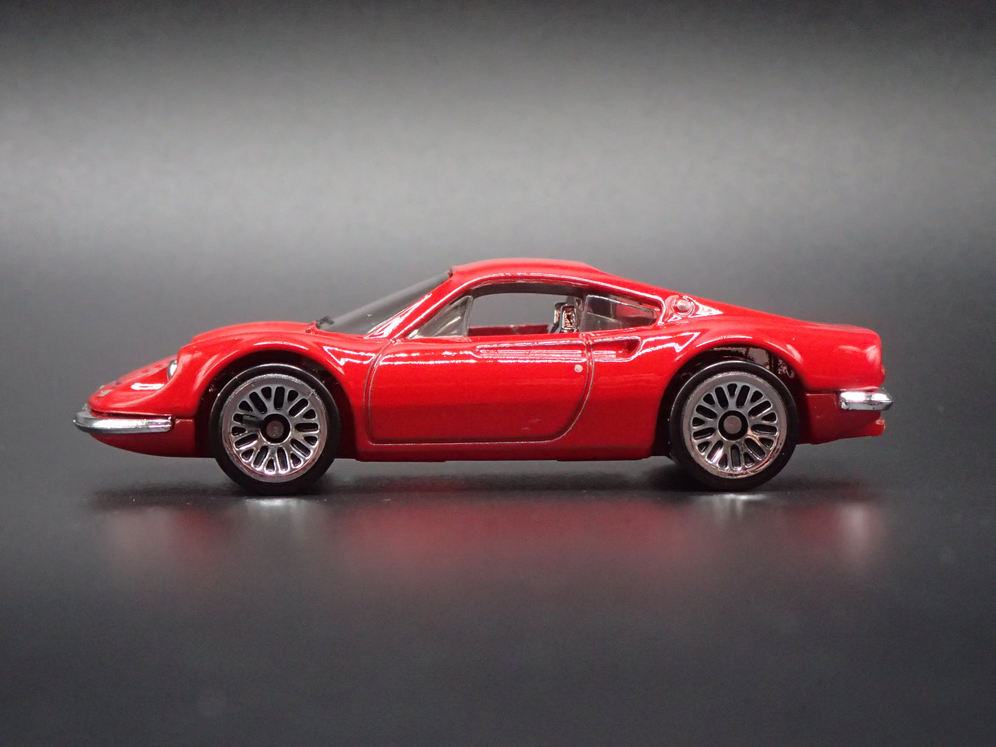 FERRARI DINO 206 GT RED 1:64 SCALE COLLECTIBLE DIORAMA DIECAST MODEL CAR