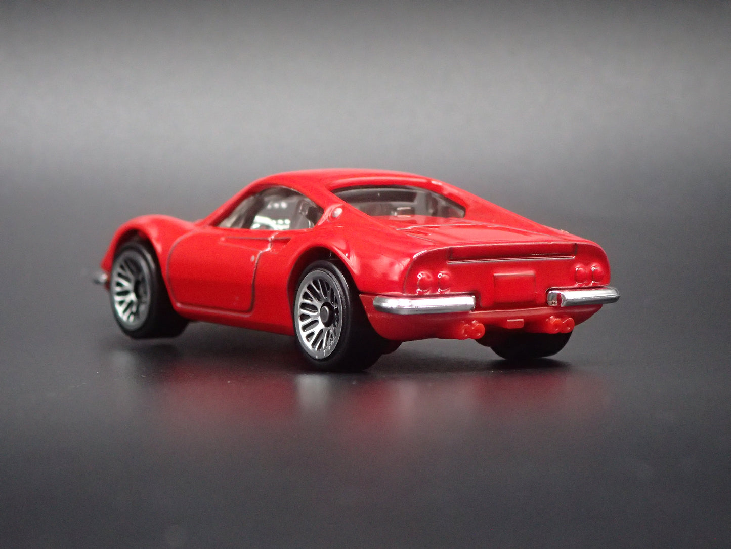 FERRARI DINO 206 GT RED 1:64 SCALE COLLECTIBLE DIORAMA DIECAST MODEL CAR