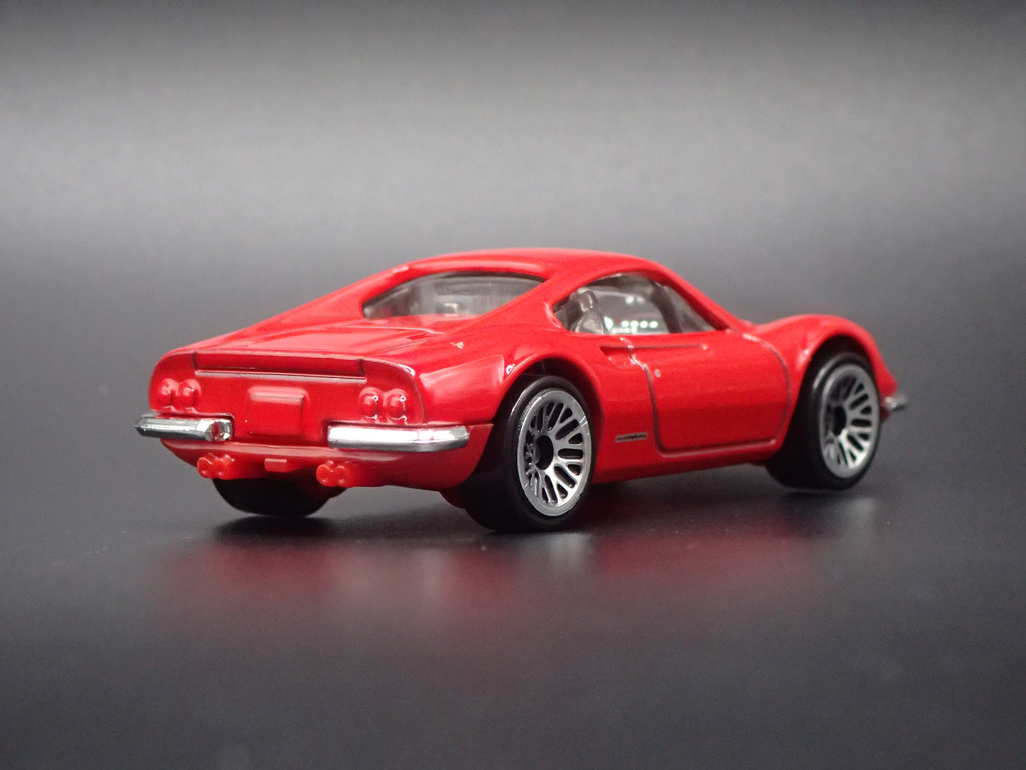 FERRARI DINO 206 GT RED 1:64 SCALE COLLECTIBLE DIORAMA DIECAST MODEL CAR