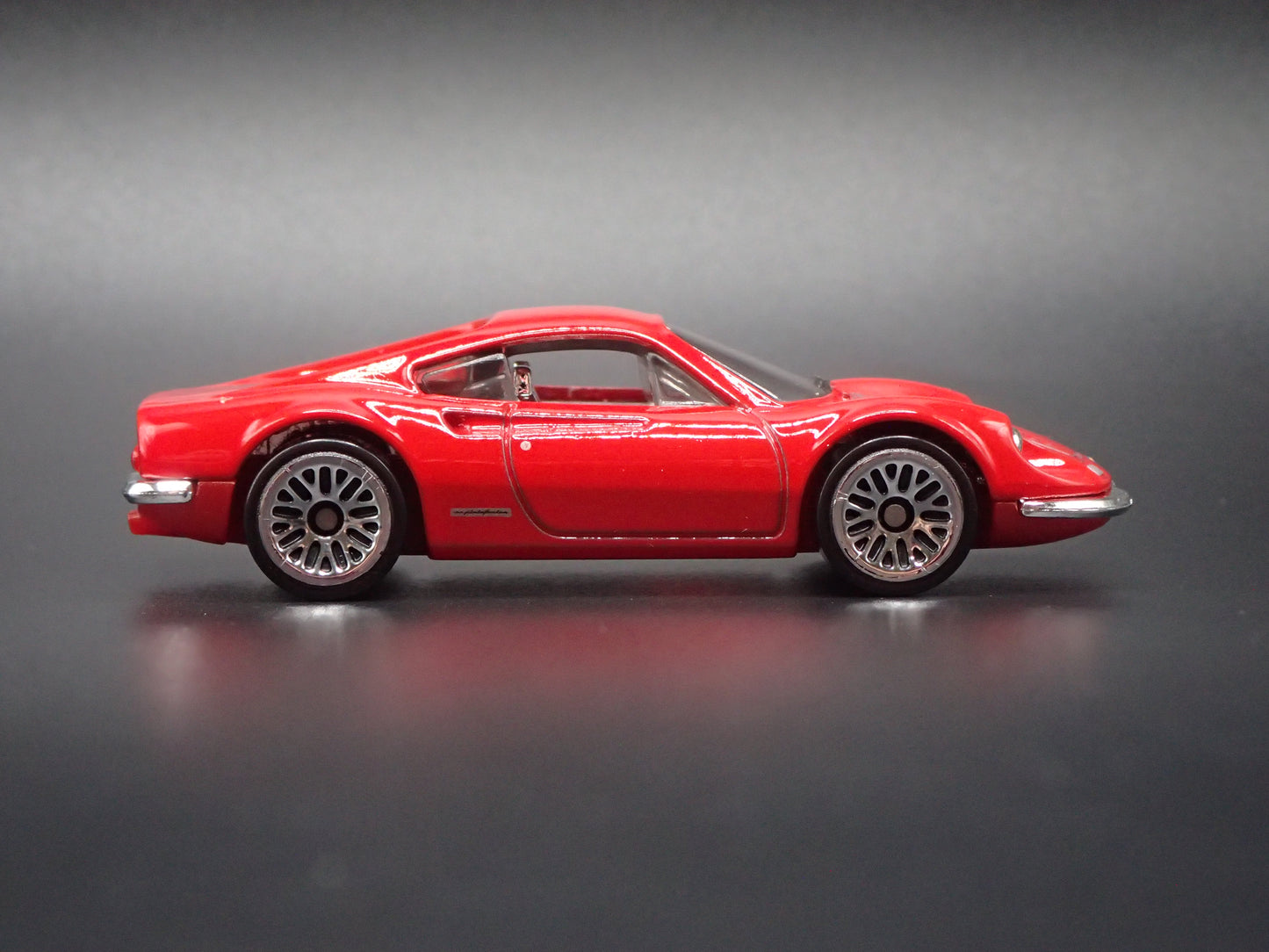 FERRARI DINO 206 GT RED 1:64 SCALE COLLECTIBLE DIORAMA DIECAST MODEL CAR