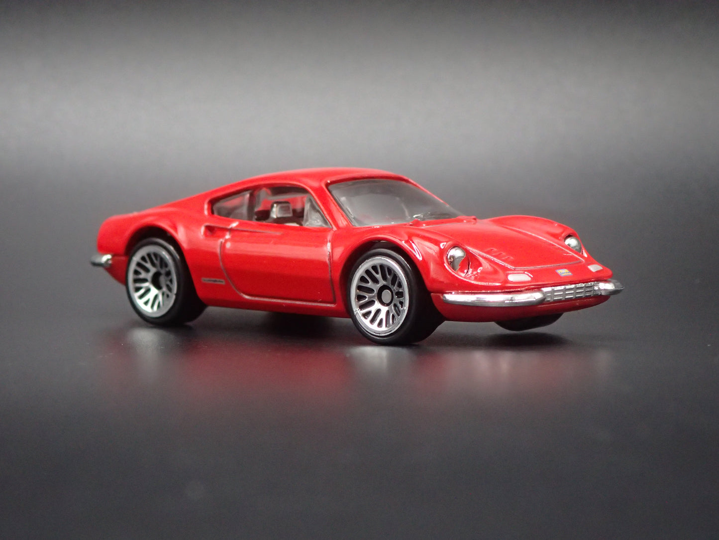 FERRARI DINO 206 GT RED 1:64 SCALE COLLECTIBLE DIORAMA DIECAST MODEL CAR