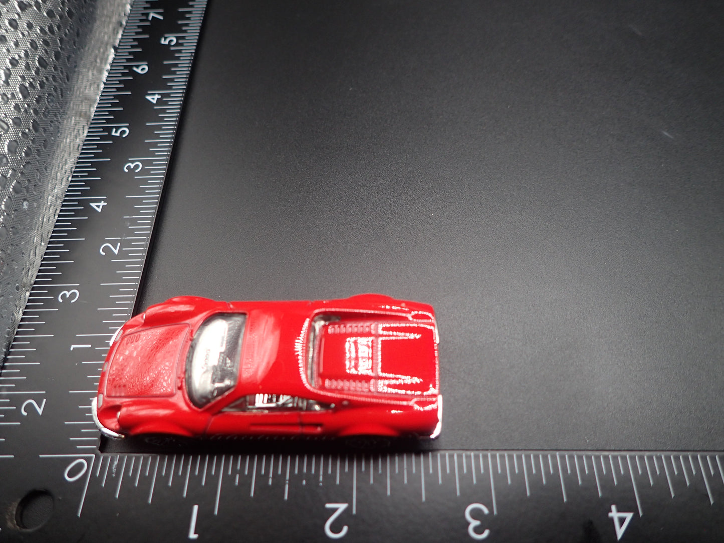 FERRARI DINO 206 GT RED 1:64 SCALE COLLECTIBLE DIORAMA DIECAST MODEL CAR