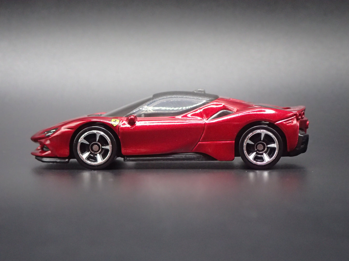 2020-2025 FERRARI SF90 STRADALE 1:64 SCALE COLLECTIBLE DIORAMA DIECAST MODEL CAR