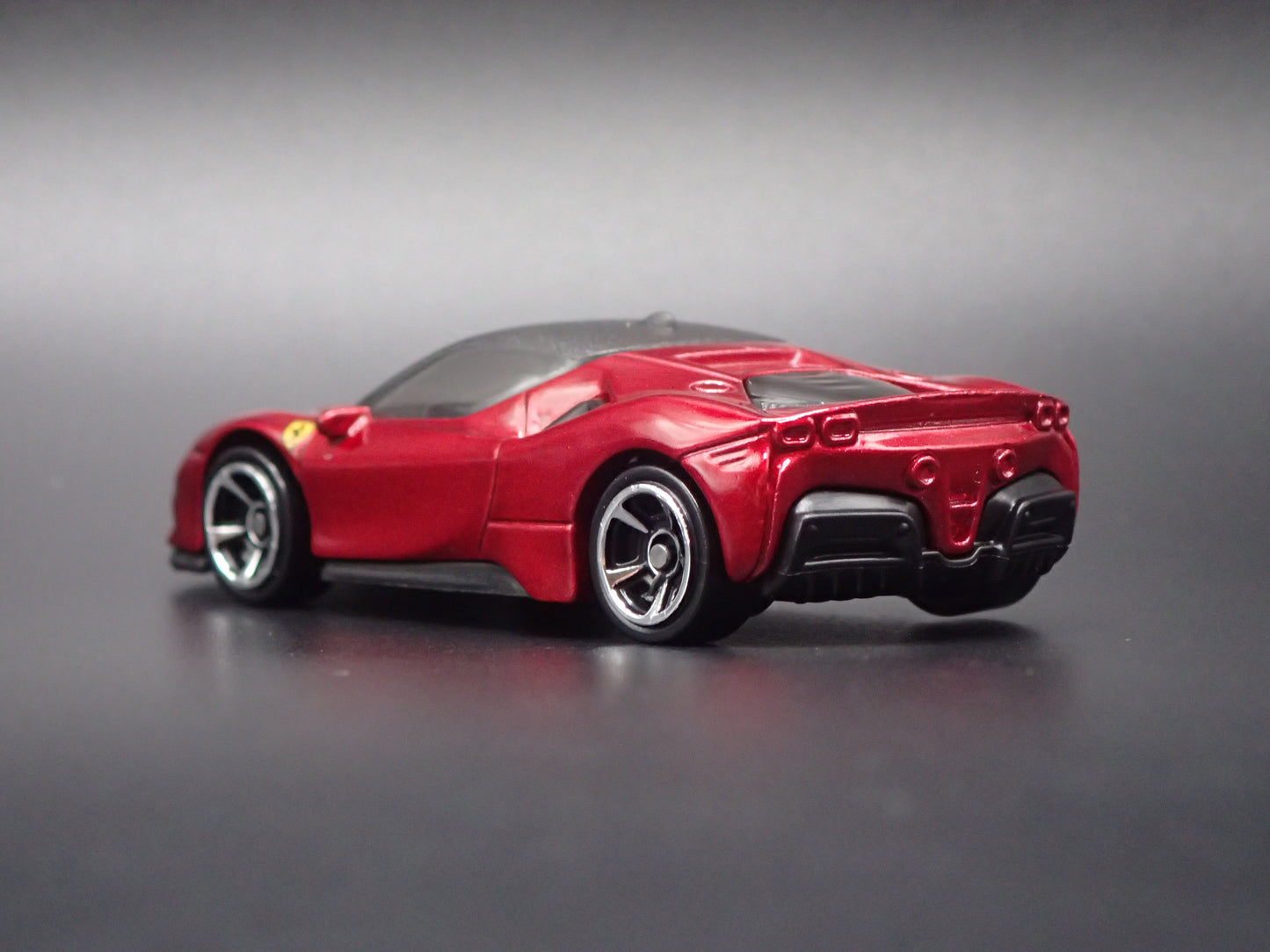 2020-2025 FERRARI SF90 STRADALE 1:64 SCALE COLLECTIBLE DIORAMA DIECAST MODEL CAR