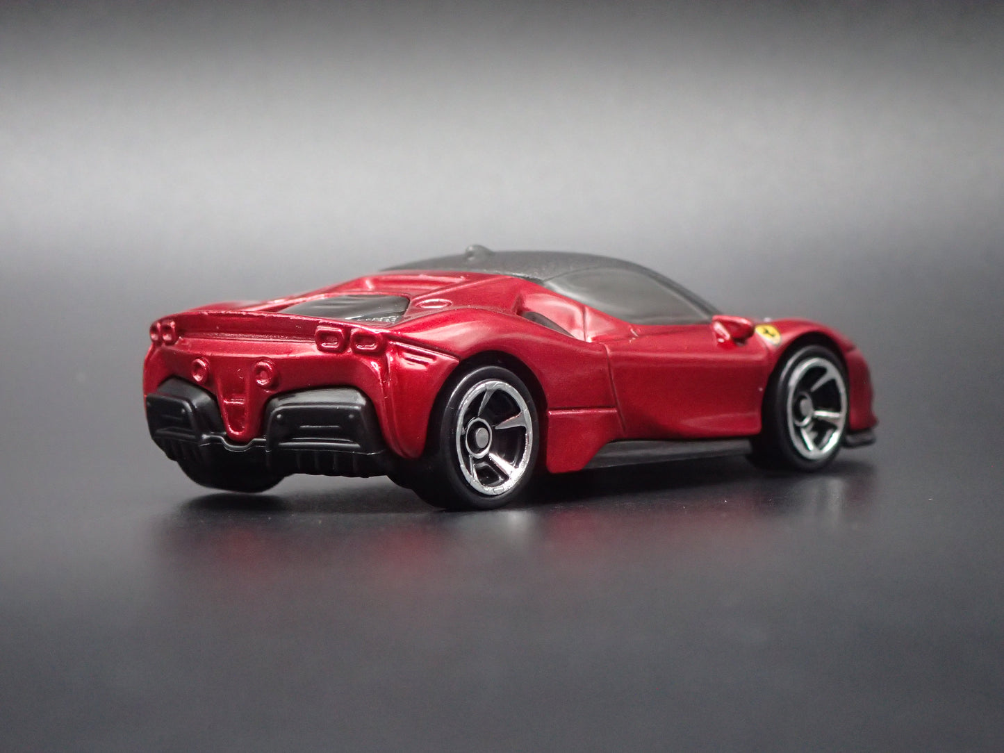 2020-2025 FERRARI SF90 STRADALE 1:64 SCALE COLLECTIBLE DIORAMA DIECAST MODEL CAR