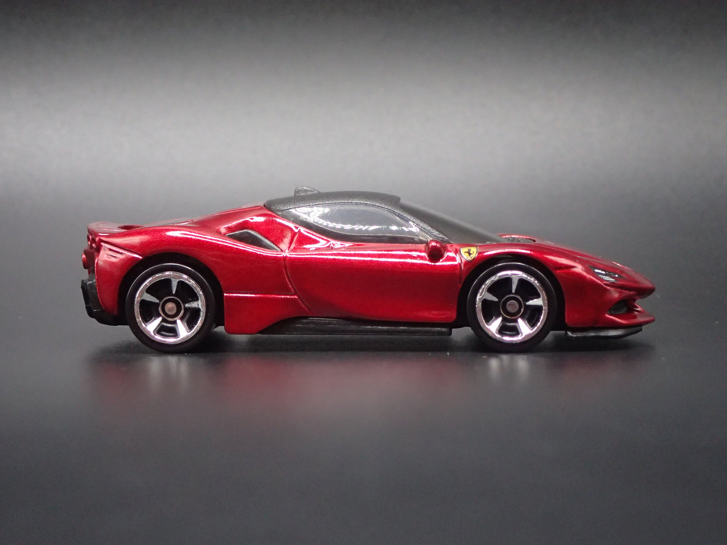 2020-2025 FERRARI SF90 STRADALE 1:64 SCALE COLLECTIBLE DIORAMA DIECAST MODEL CAR