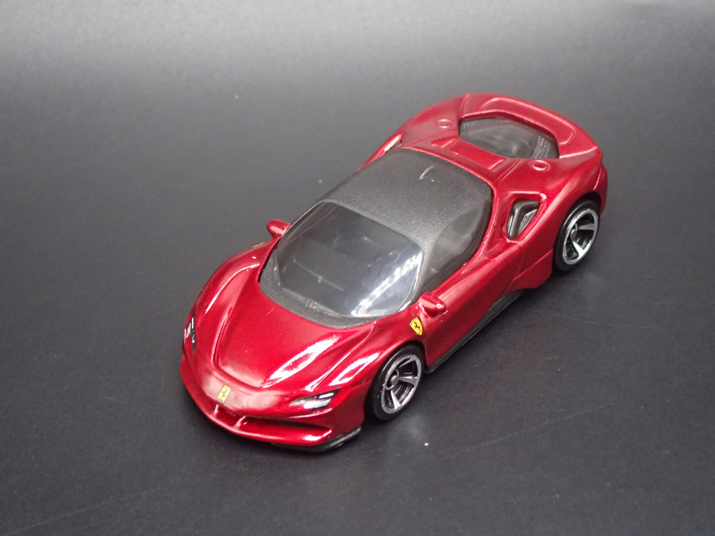 2020-2025 FERRARI SF90 STRADALE 1:64 SCALE COLLECTIBLE DIORAMA DIECAST MODEL CAR
