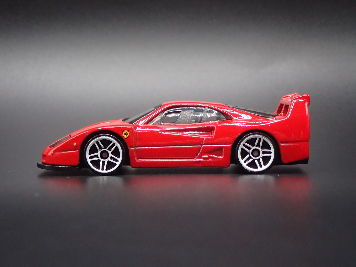 1987-1992 FERRARI F40 COMPETIZIONE RED 1:64 SCALE COLLECTIBLE DIECAST MODEL CAR