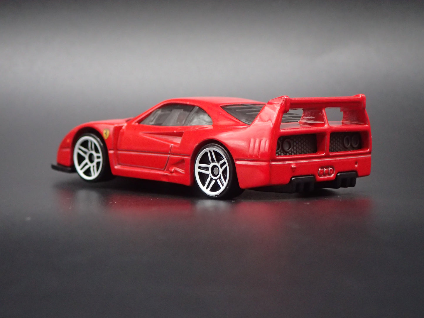 1987-1992 FERRARI F40 COMPETIZIONE RED 1:64 SCALE COLLECTIBLE DIECAST MODEL CAR