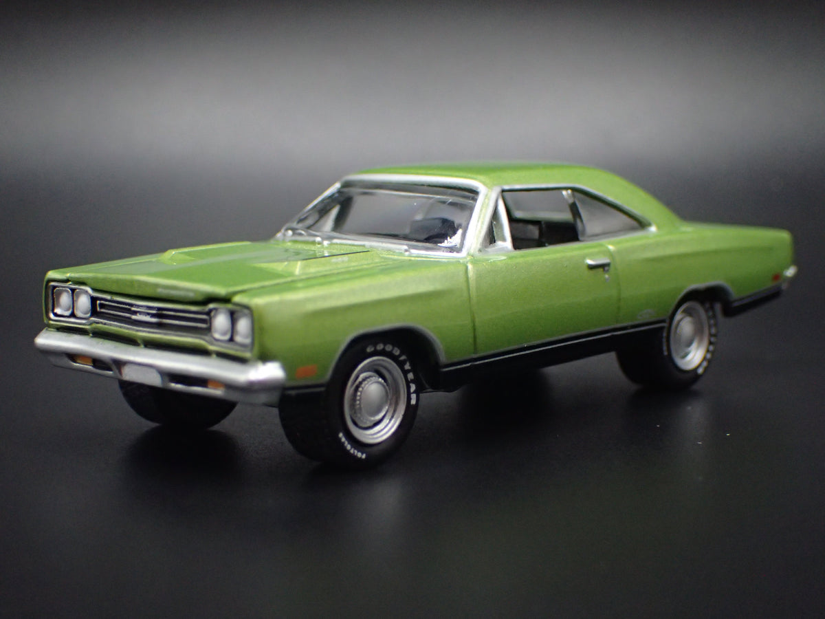 1969 69 PLYMOUTH GTX GREEN 1:64 SCALE COLLECTIBLE DIORAMA DIECAST MODEL CAR
