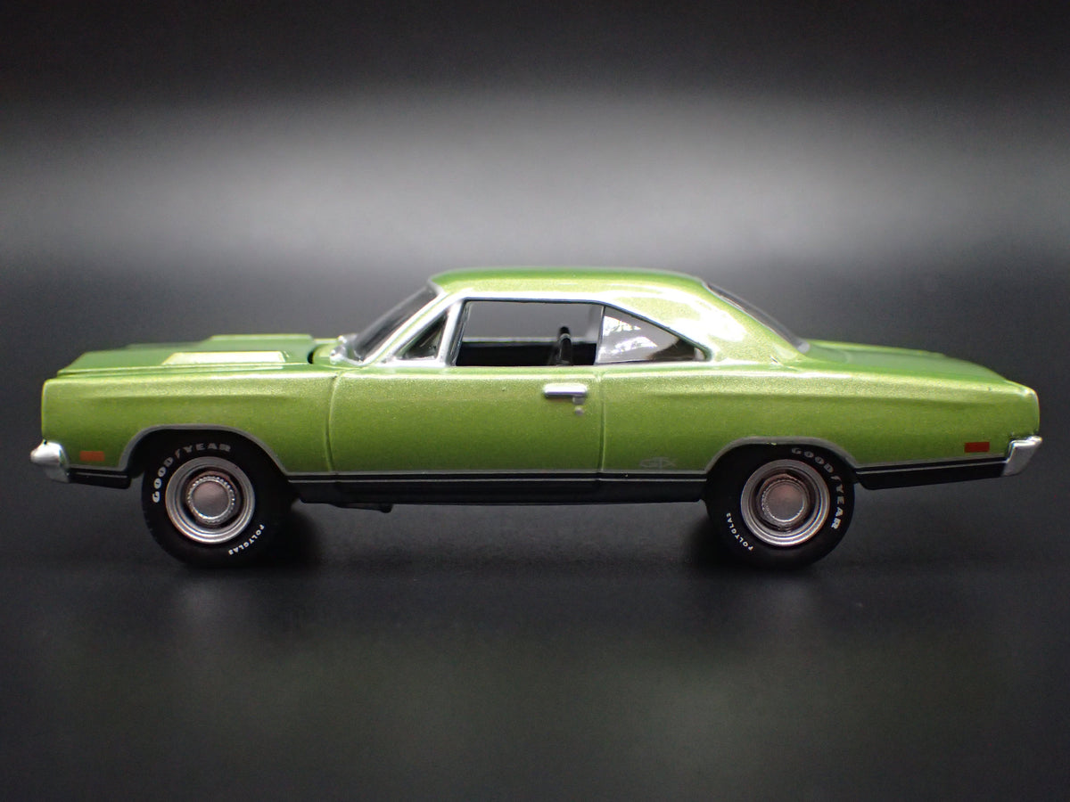 1969 69 PLYMOUTH GTX GREEN 1:64 SCALE COLLECTIBLE DIORAMA DIECAST MODEL CAR
