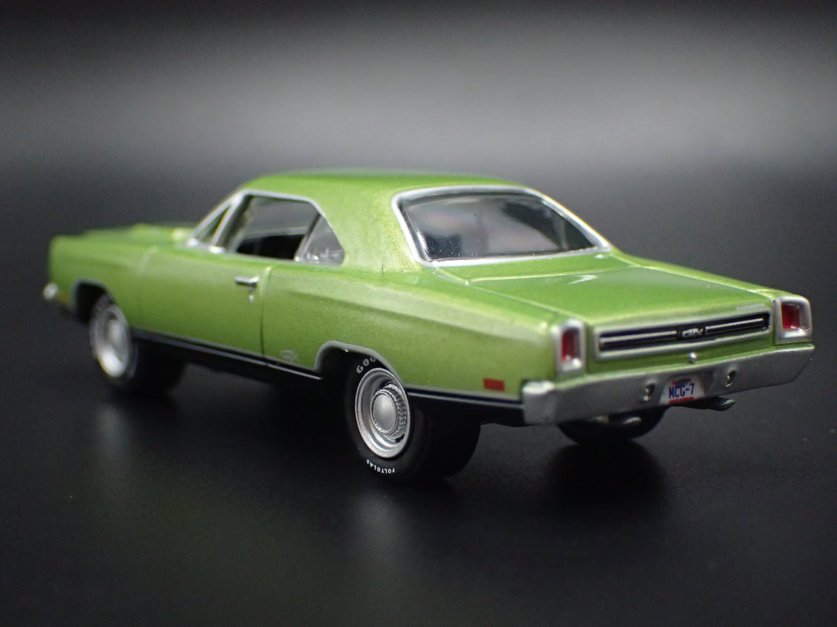 1969 69 PLYMOUTH GTX GREEN 1:64 SCALE COLLECTIBLE DIORAMA DIECAST MODEL CAR