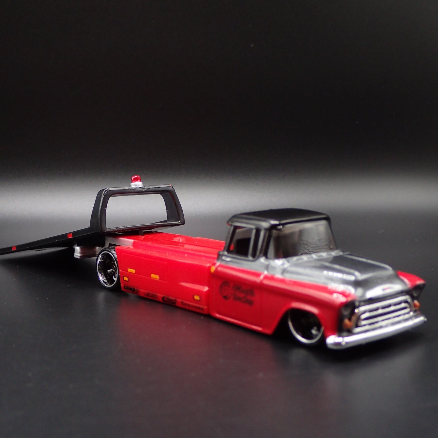 1957 CHEVY CHEVROLET FLATBED RAMP TRUCK TOW TRUCK 1:64 SCALE DIECAST MODEL CAR