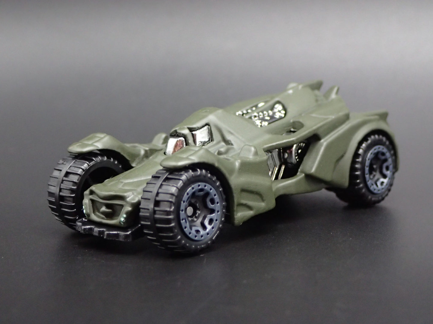 BATMAN ARKHAM KNIGHT BATMOBILE 1:64 SCALE COLLECTIBLE DIORAMA DIECAST MODEL CAR