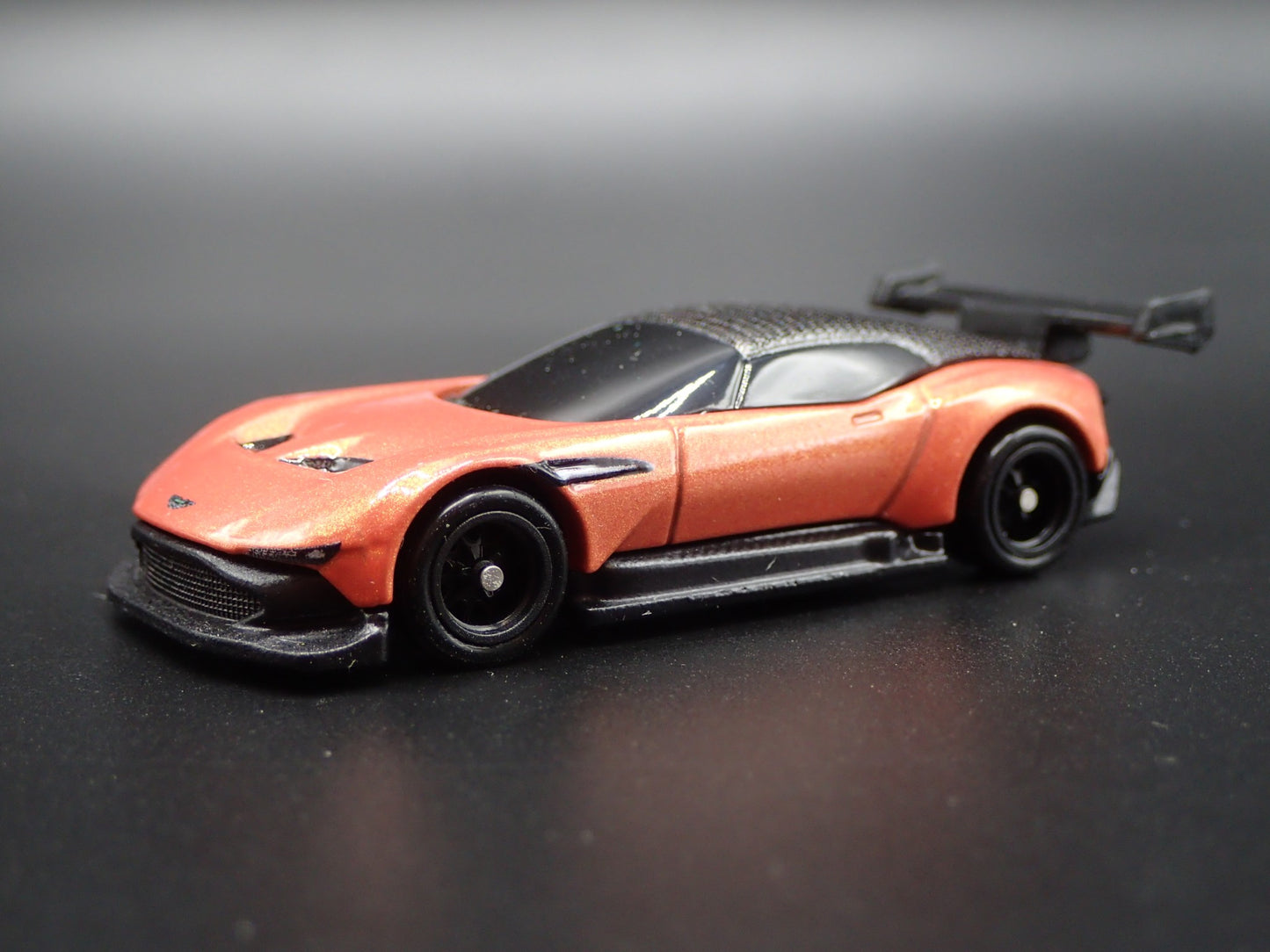 2015-2016 ASTON MARTIN VULCAN RACE CAR 1/64 SCALE DIORAMA DIECAST MODEL CAR