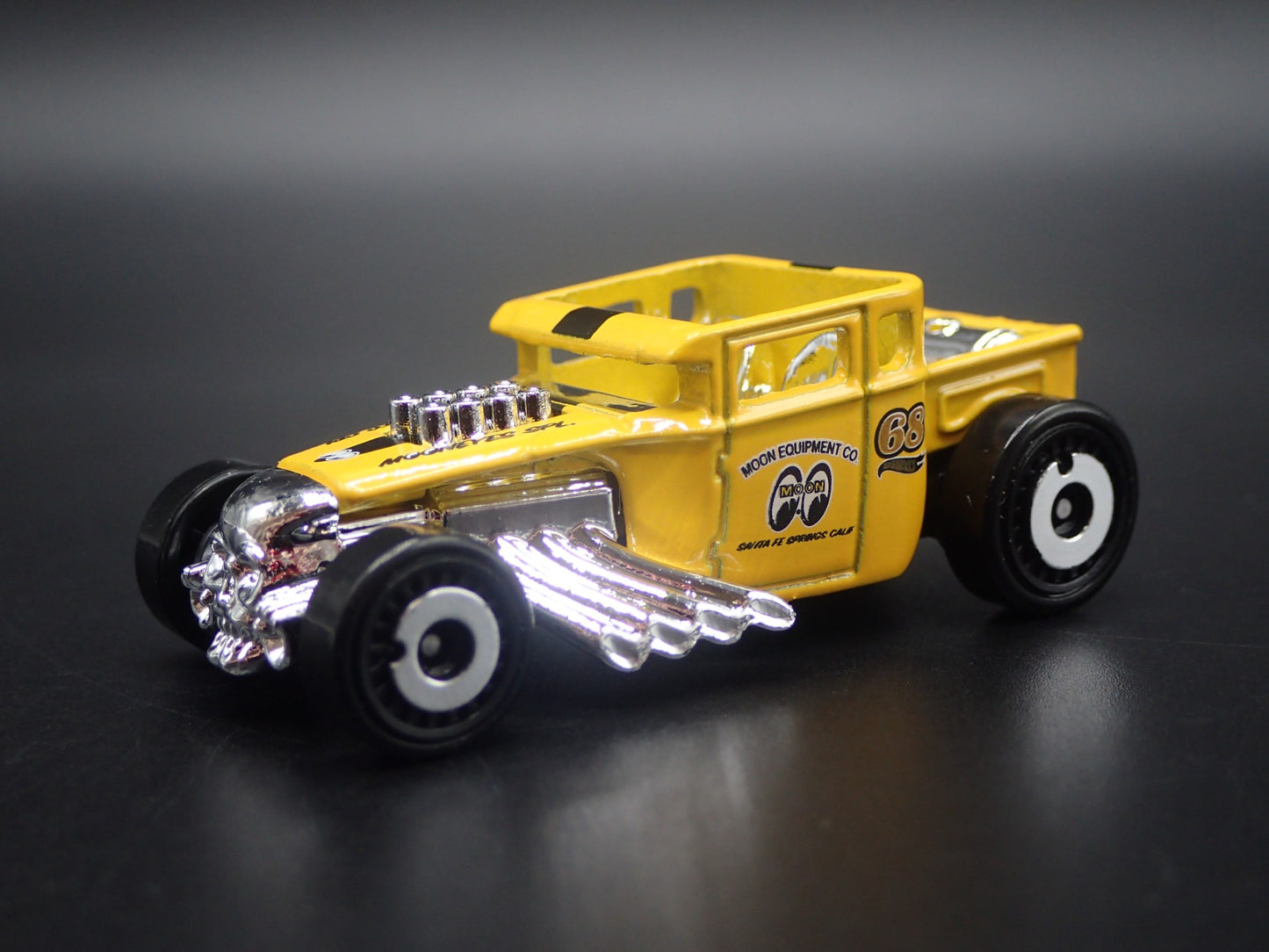 FORD CUSTOM BONE SHAKER HOT ROD MOONEYES 1:64 SCALE DIORAMA DIECAST MODEL CAR