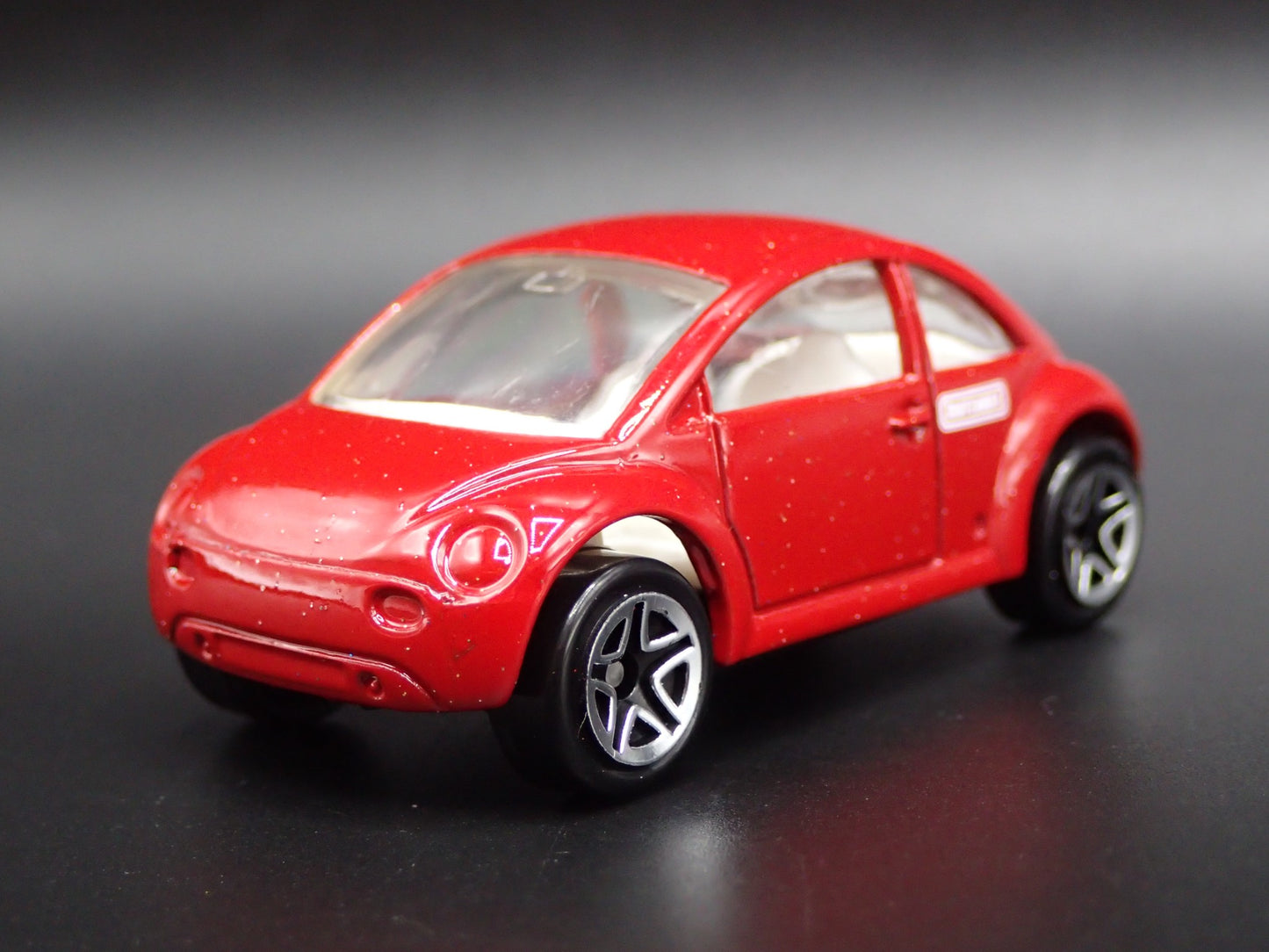 1998-2011 VW VOLKSWAGEN NEW BEETLE BUG RED 1:64 SCALE DIORAMA DIECAST MODEL CAR