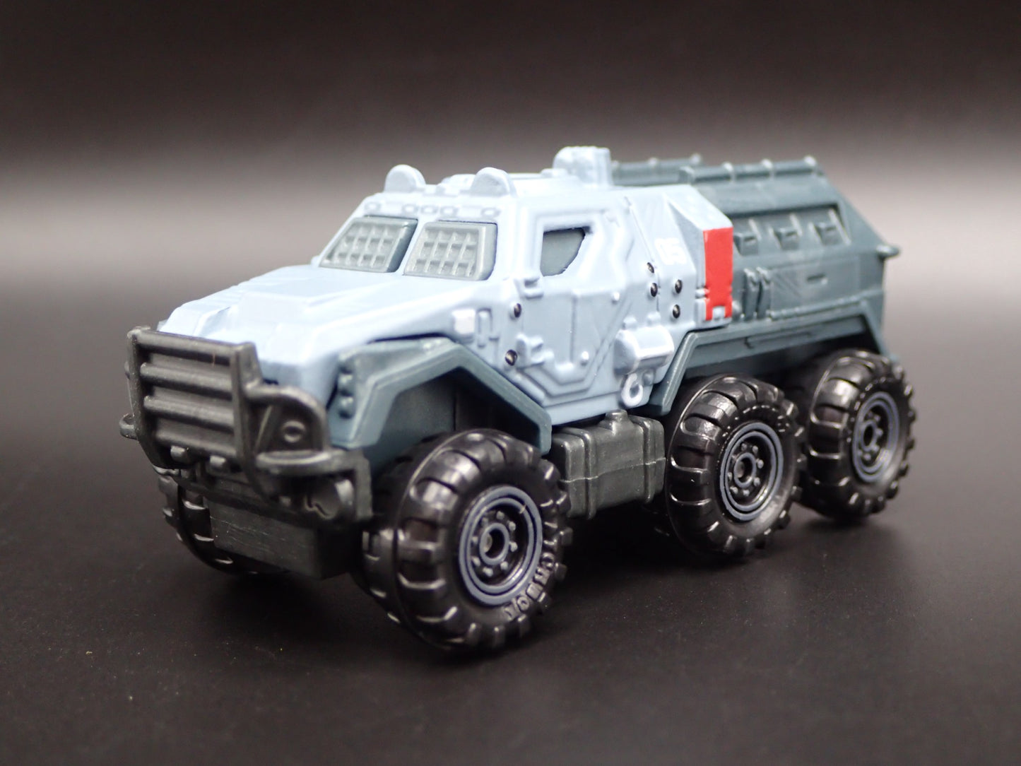 ARMORED MILITARY TRUCK JURASSIC WORLD RARE 1:64 SCALE DIORAMA DIECAST MODEL CAR