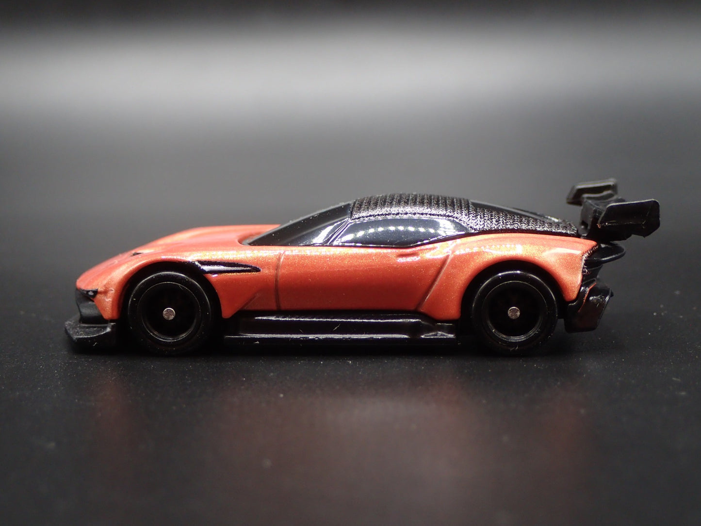 2015-2016 ASTON MARTIN VULCAN RACE CAR 1/64 SCALE DIORAMA DIECAST MODEL CAR