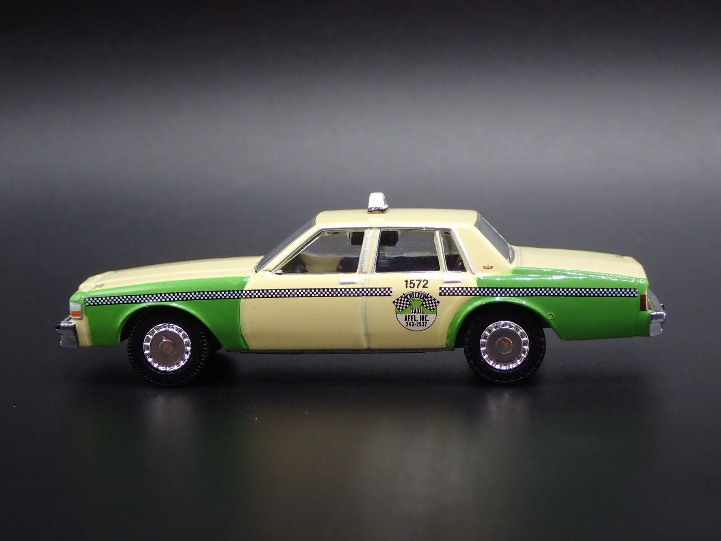 1987 87 CHEVY CHEVROLET CAPRICE TAXI CAB CHICAGO IL 1/64 SCALE DIECAST MODEL CAR