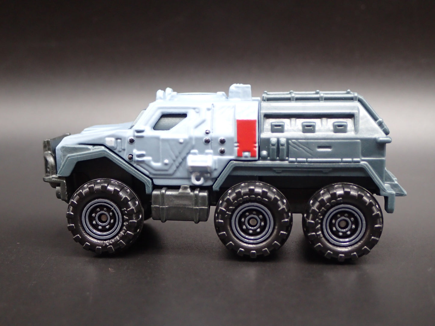 ARMORED MILITARY TRUCK JURASSIC WORLD RARE 1:64 SCALE DIORAMA DIECAST MODEL CAR