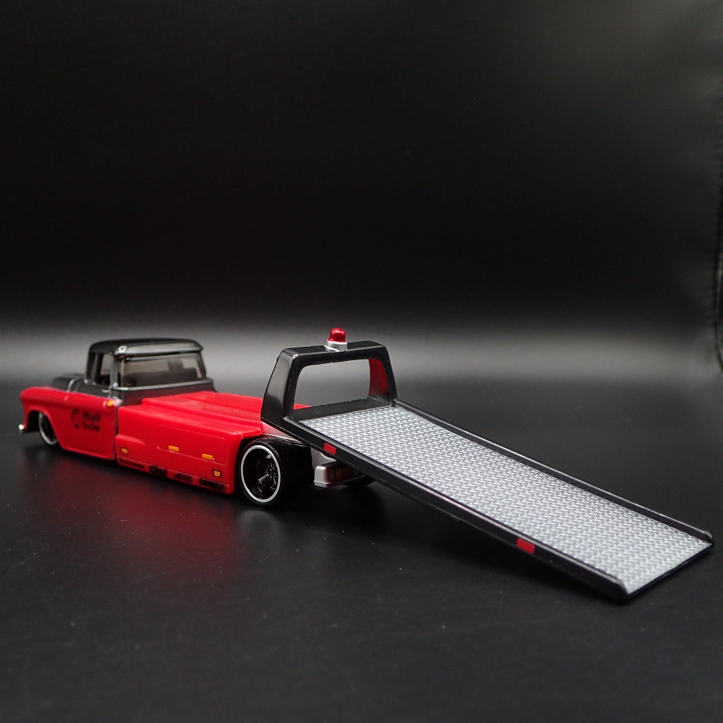 1957 CHEVY CHEVROLET FLATBED RAMP TRUCK TOW TRUCK 1:64 SCALE DIECAST MODEL CAR