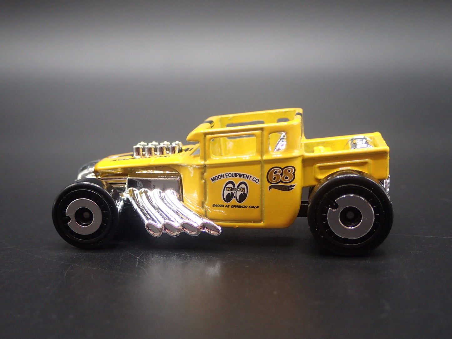 FORD CUSTOM BONE SHAKER HOT ROD MOONEYES 1:64 SCALE DIORAMA DIECAST MODEL CAR