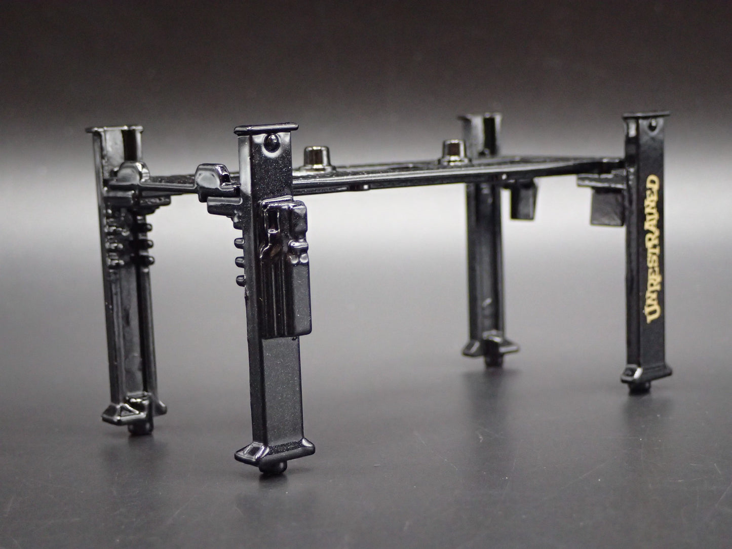 UNRESTRAINED 1:64 SCALE AUTO SHOP MECHANIC GARAGE 4 POST CAR LIFT DIECAST MODEL