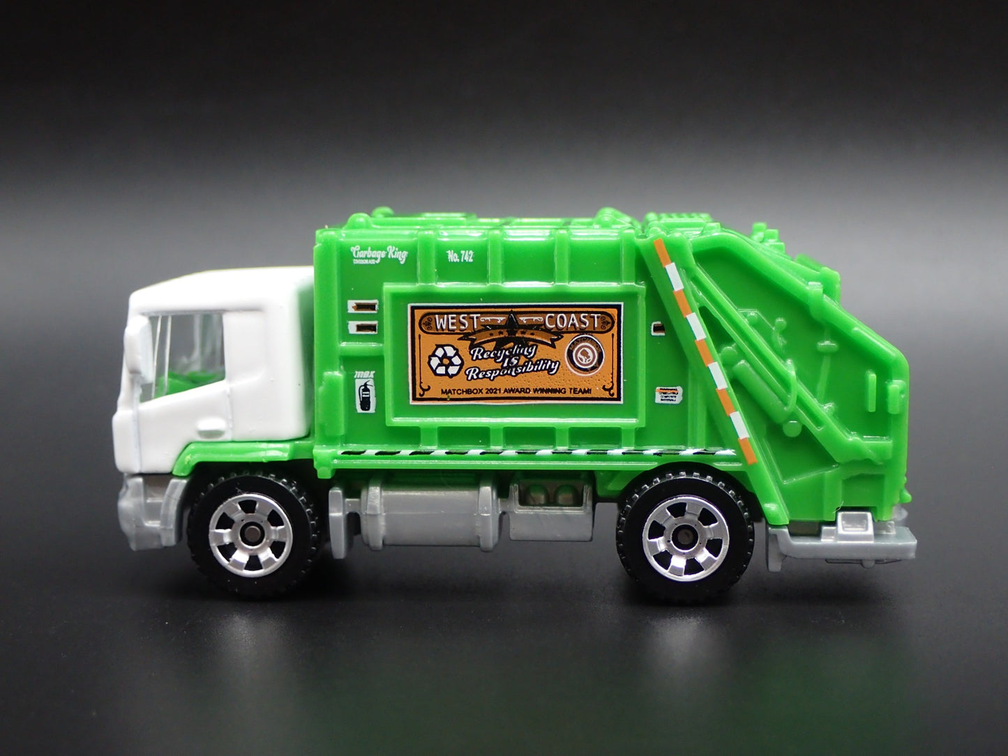 MODERN GARBAGE RECYCLING TRASH TRUCK 1/64 MB SCALE DIORAMA DIECAST MODEL CAR